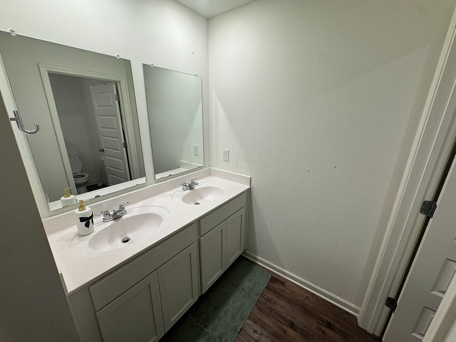 Shared bathroom (bedroom 3 & 4)