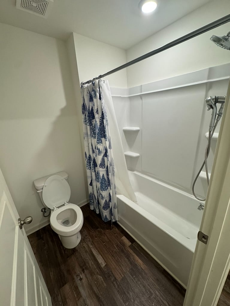 Shared bathroom (bedroom 3 & 4 with seperate room for shower / toilet)