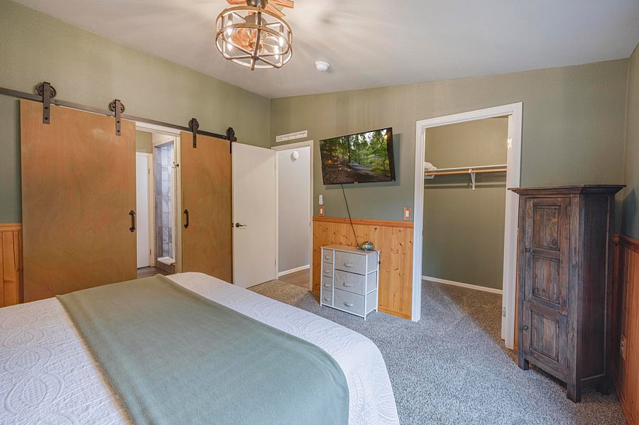 Master Bedroom/with Adjustable bed like sleep number