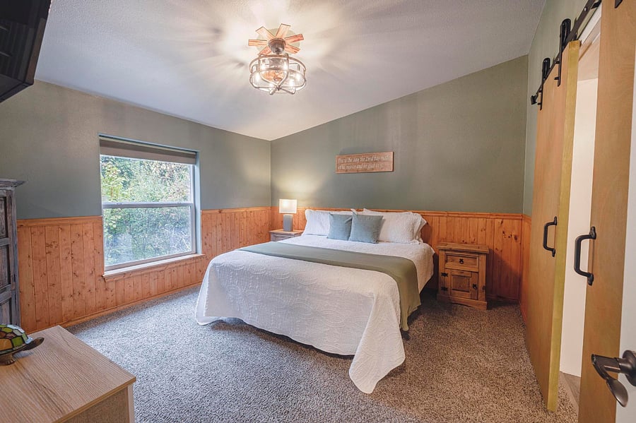 Master Bedroom/with Adjustable bed like sleep number