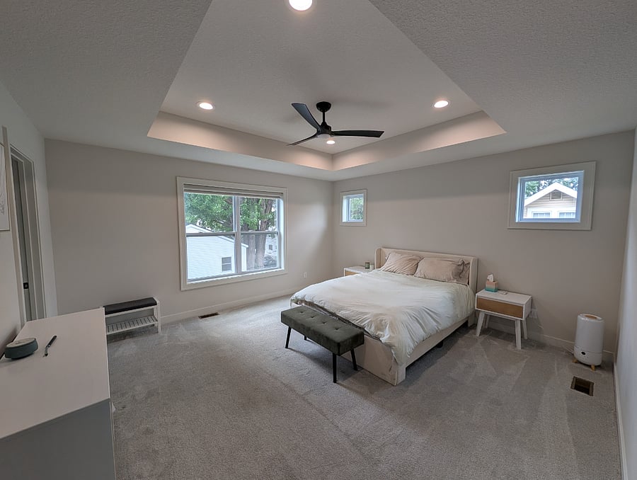 Spacious main bedroom with queen bed (2nd floor)