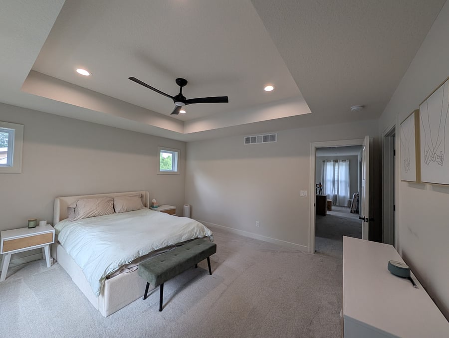 Spacious main bedroom with queen bed (2nd floor)