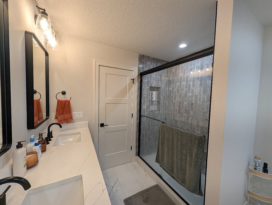 Main bedroom ensuite spa-like bathroom