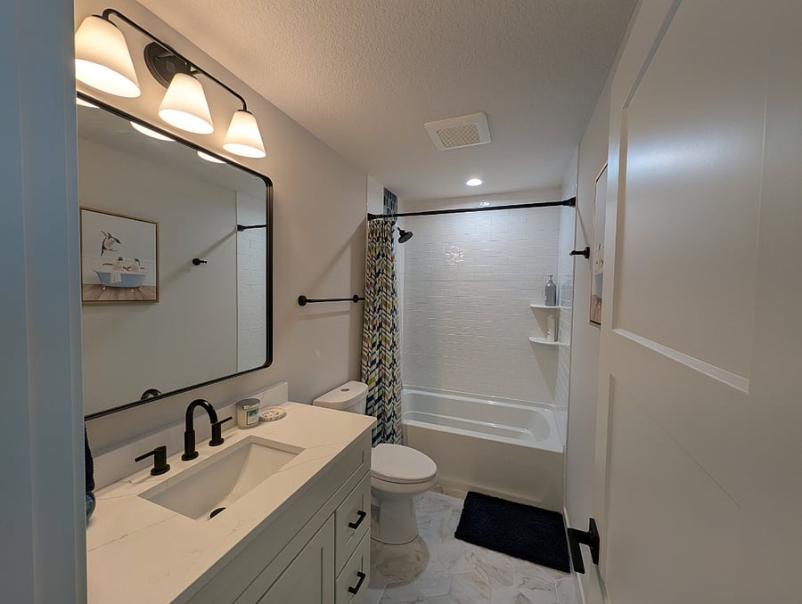 Secondary bathroom (2nd floor)