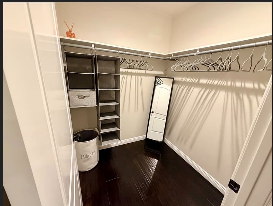 Ensuite Walk-In Closet