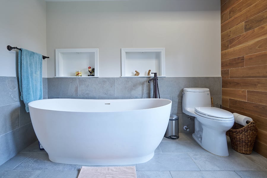soaking bathtub that keeps water warm for an extended amount of time