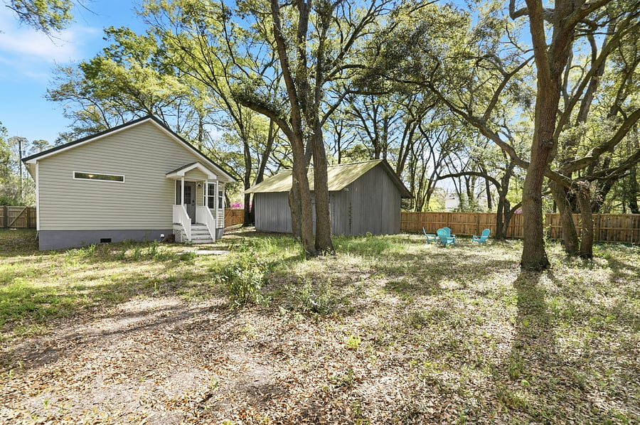 Fully fenced and large (~1/4 acre) back yard, perfect for your furry canine friends. (Outdoor shed is not accessible to tenants due to owner's storage.)