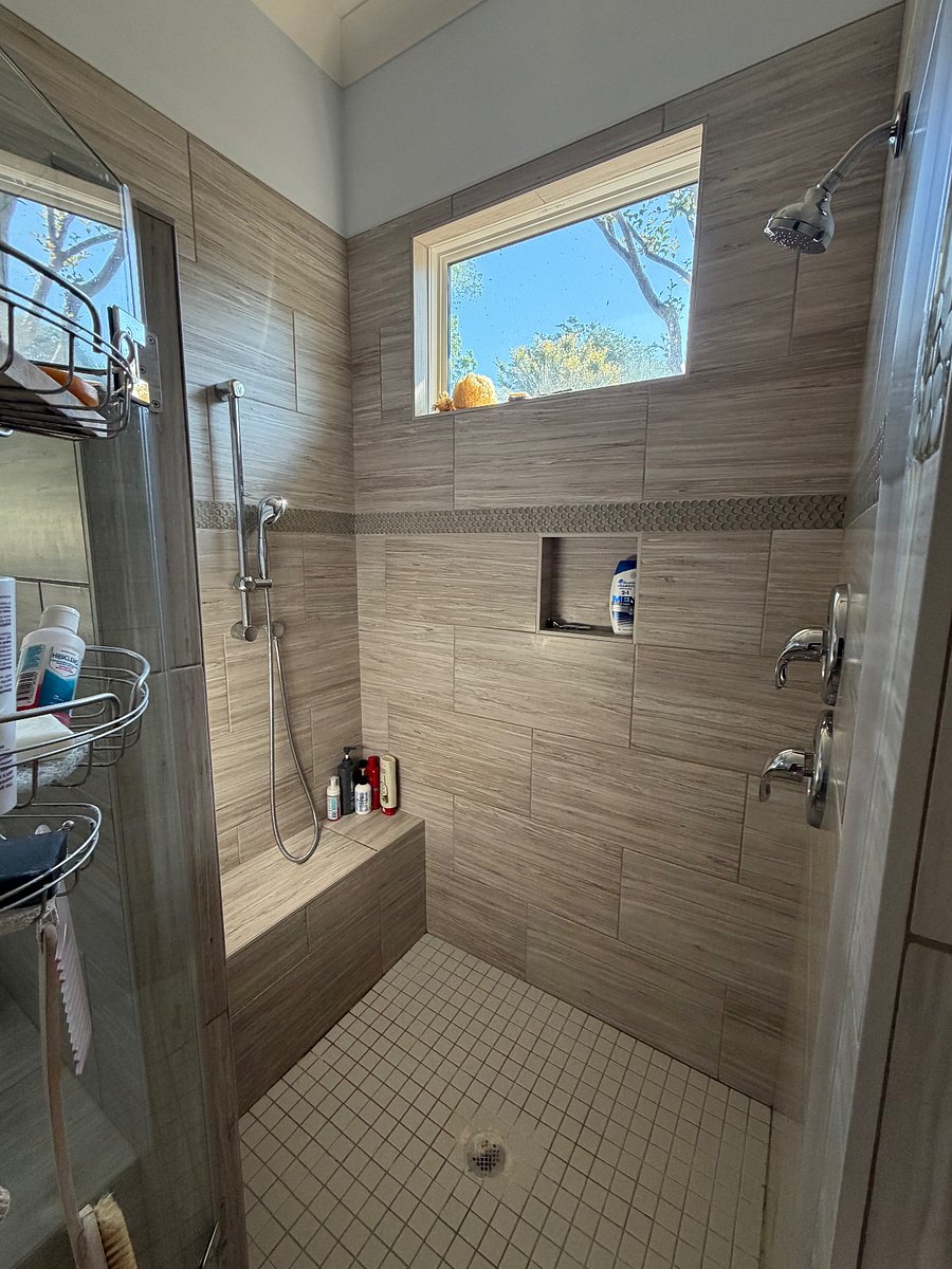 Primary bath, shower with dual showerheads