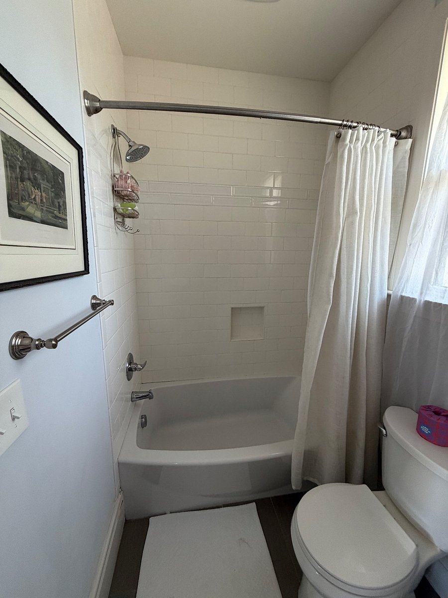 Upstairs ensuite bathroom, tub