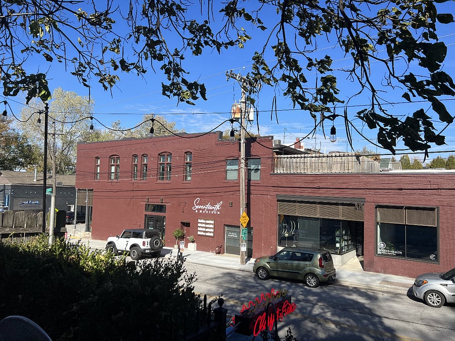 Beautiful, walkable neighborhood close to dining and shopping