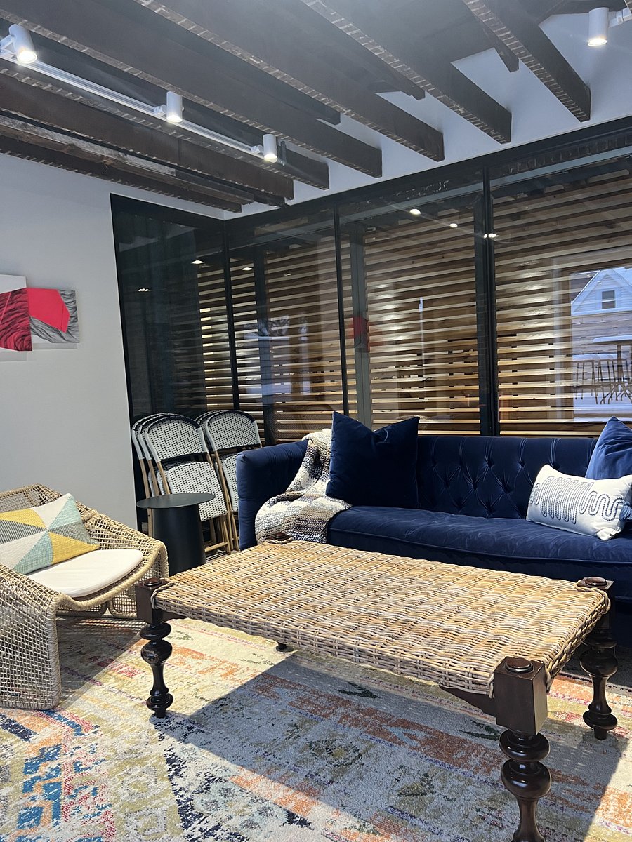 Indoor / outdoor room.