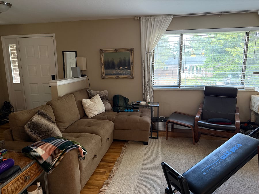 Upper living room and entrance 
