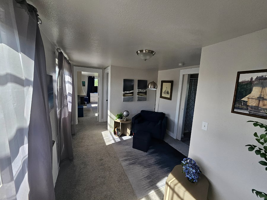 Reading/Lounge Room (Upstairs)