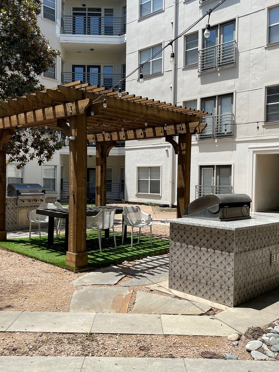 Courtyard with Grilling Stations