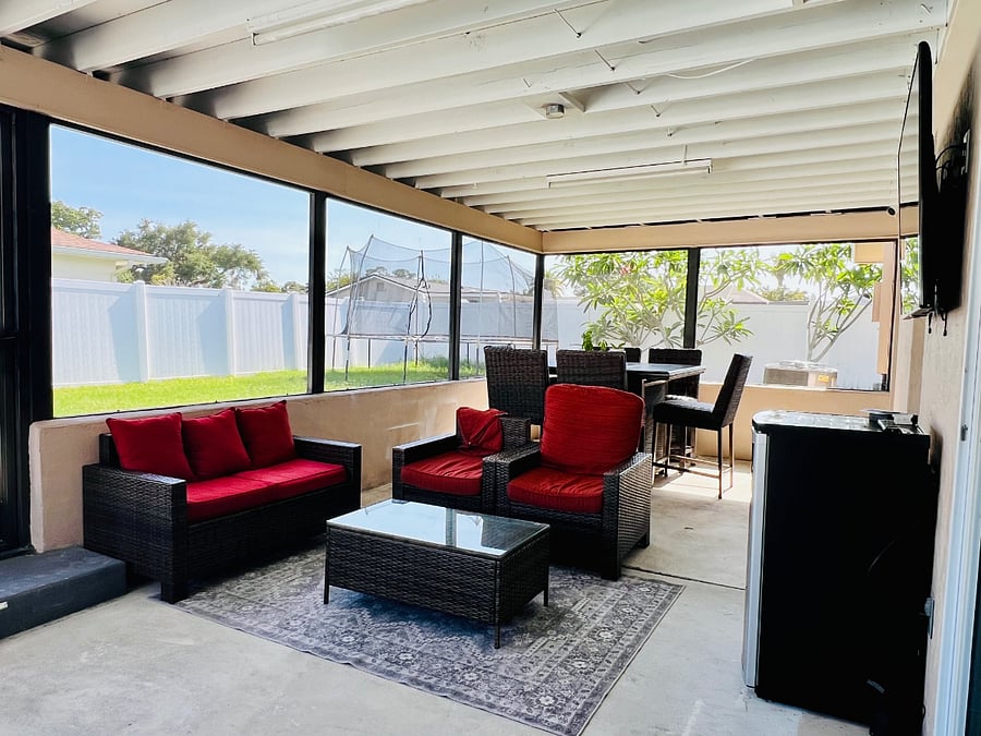 Outdoor patio & lounge