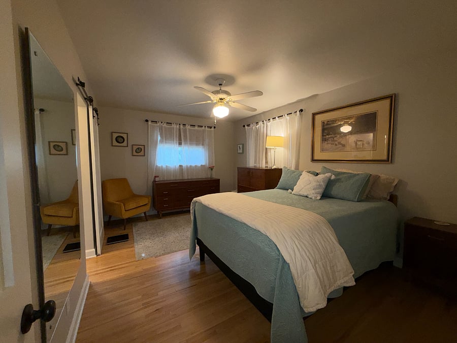 Primary Bedroom - Queen Bed (adjustable base)