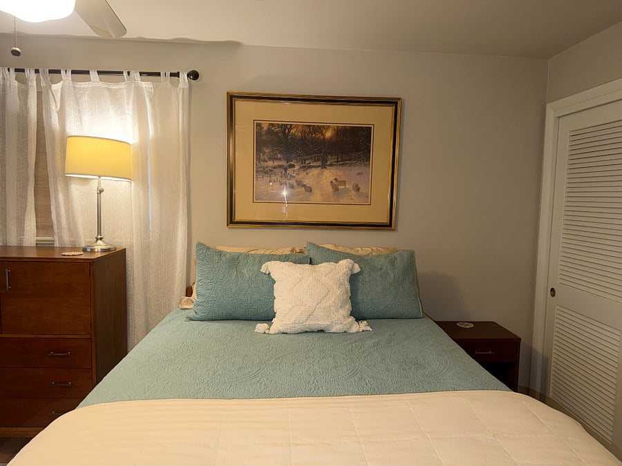 Primary Bedroom - Queen Bed (adjustable base)