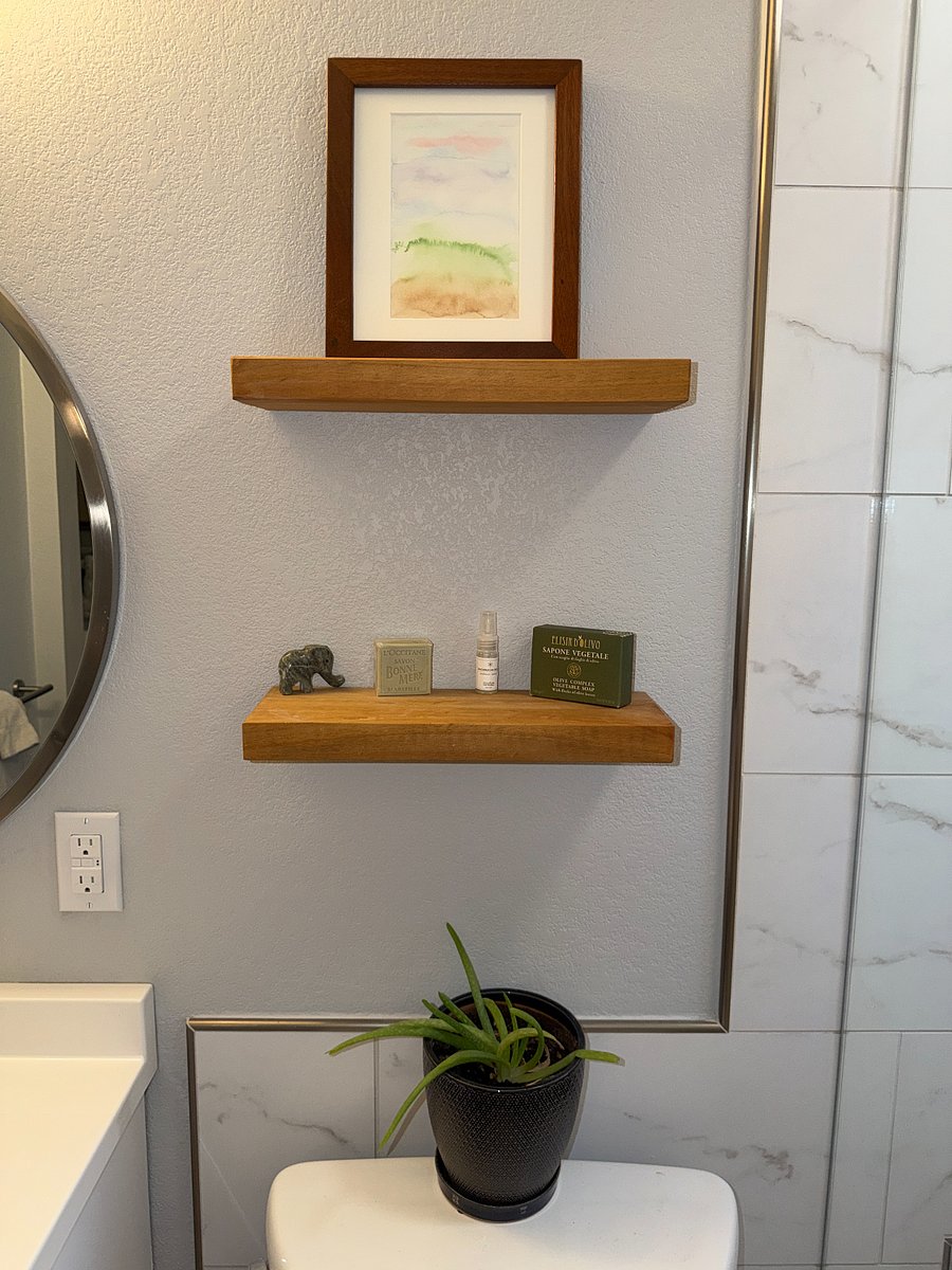 En-suite primary bathroom