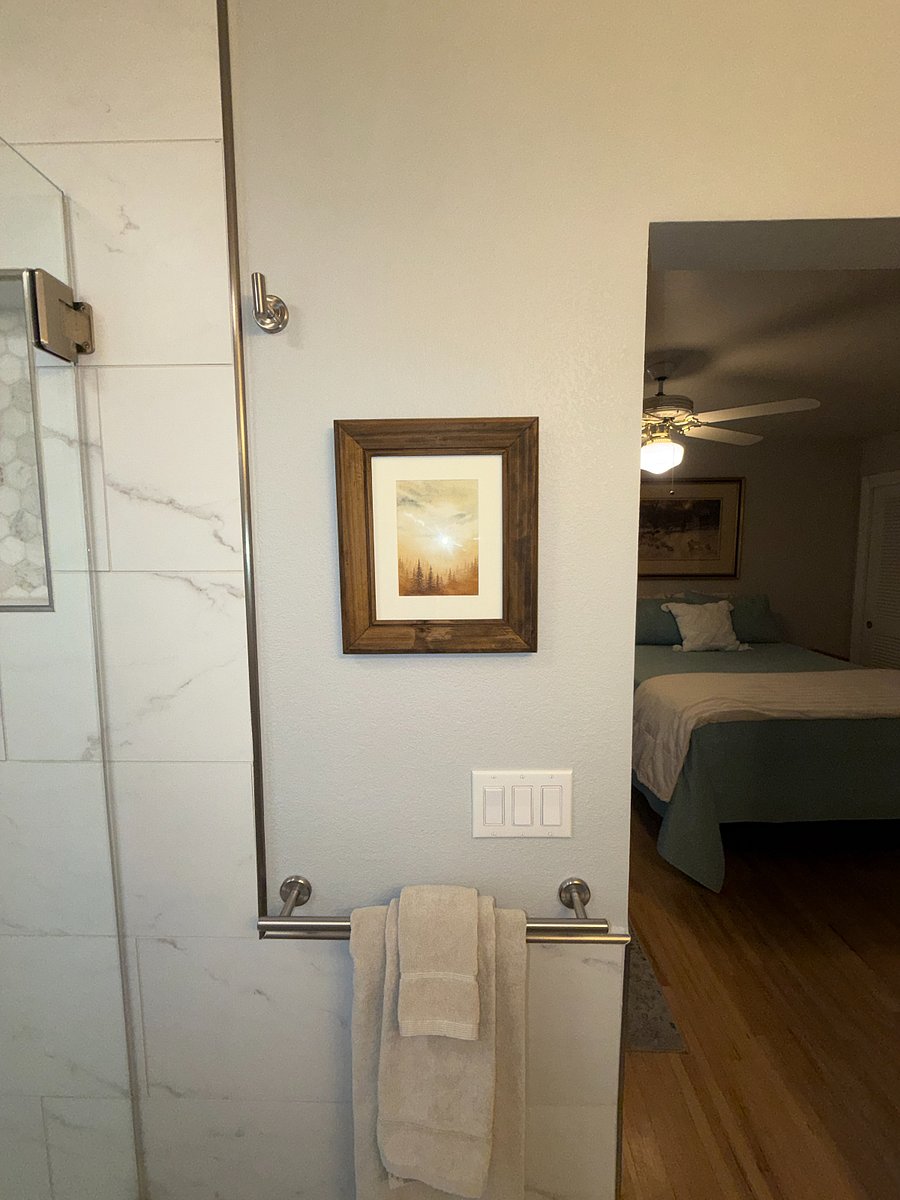 En-suite primary bathroom