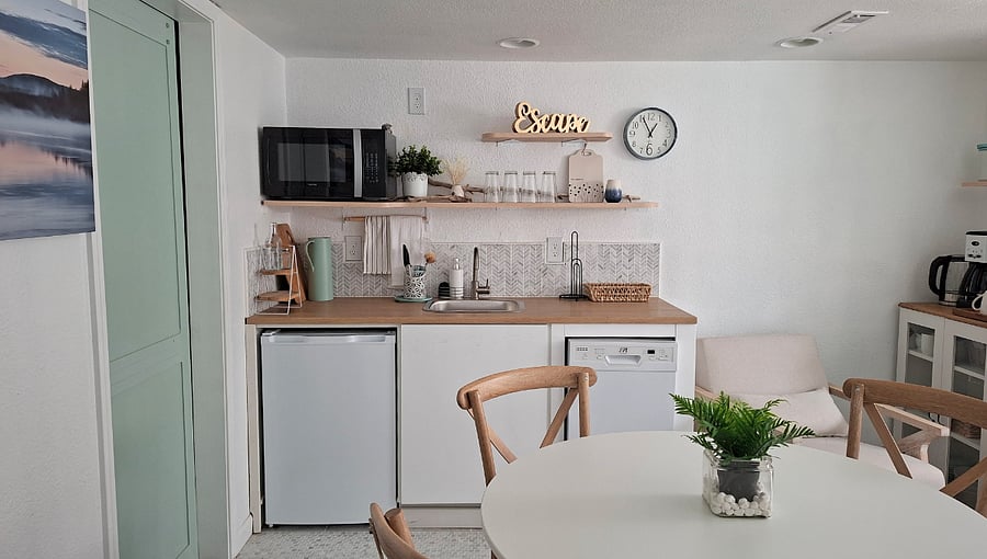 Kitchenette with mini fridge, dishwasher, microwave, air fryer and basics ustensils.