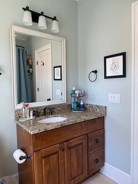 Upstairs Full Bathroom