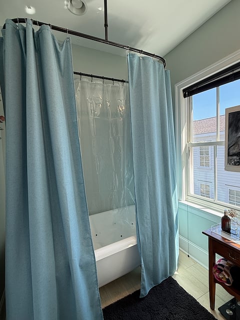 Upstairs Full Bathroom