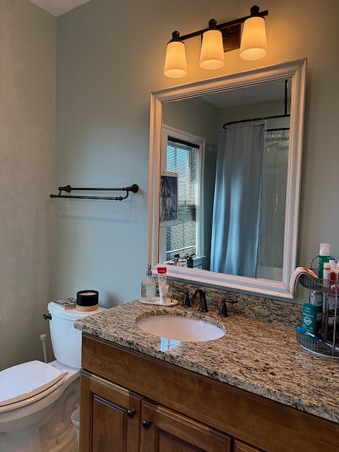 Upstairs Full Bathroom