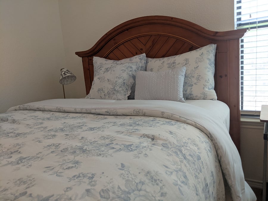 - Spacious, cozy, and clean suite
- Suite includes one living room, one bedroom, one bathroom, one kitchen and dining area, a private entrance and a shared laundry room
- Freshly painted wall and newly washed carpets
- In a peaceful neighborhood at a great location
- Perfect for one or two tenants