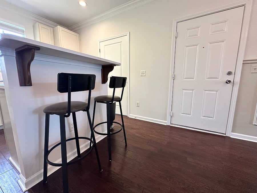 Barstools to eat comfortable on the granite countertops of the kitchen island.