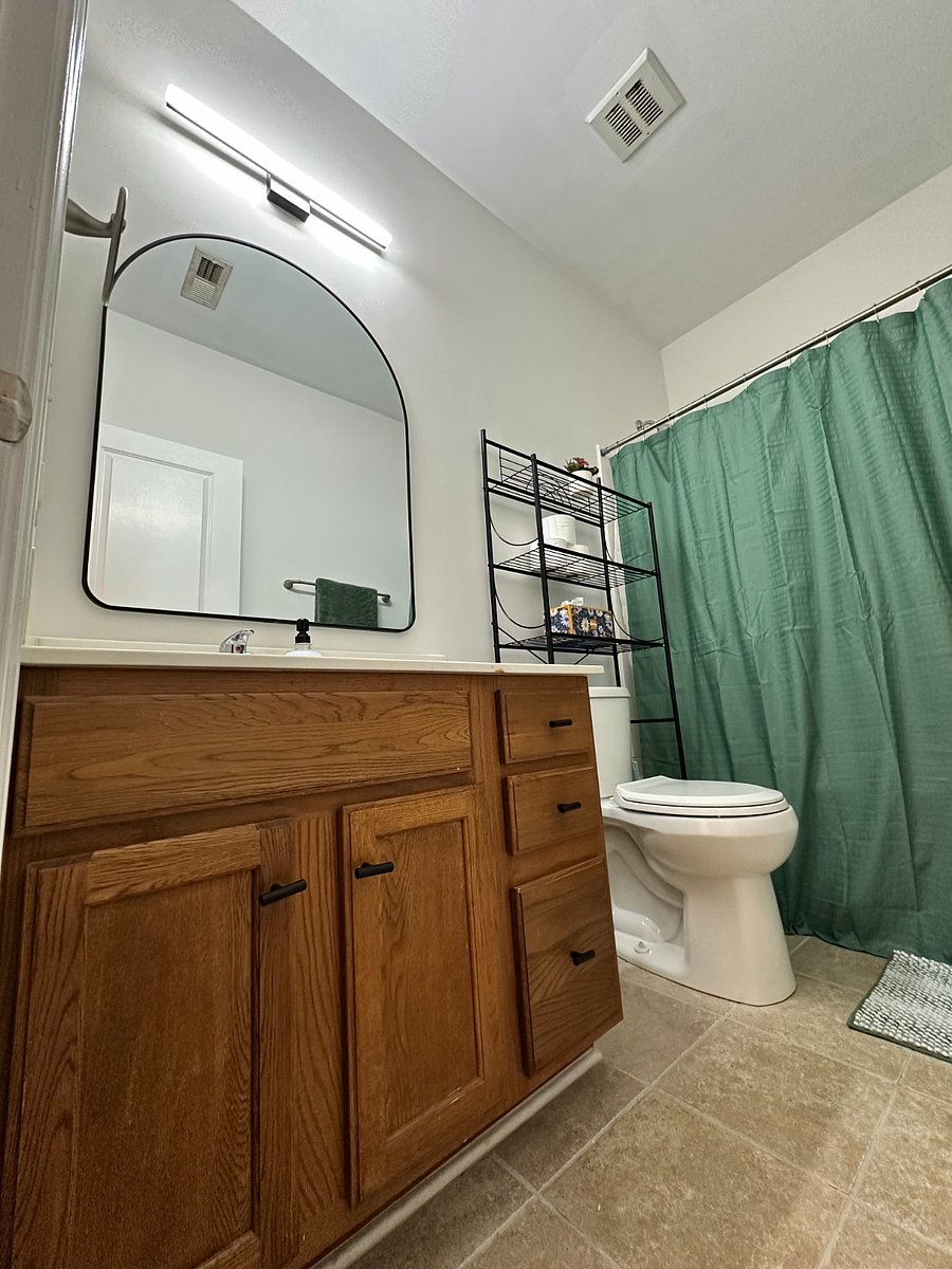 Secondary bathroom.