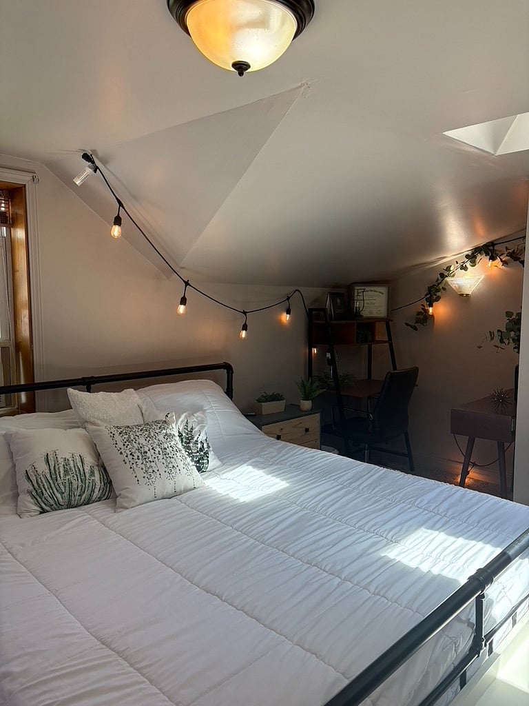 upstairs master bedroom with cozy office nook