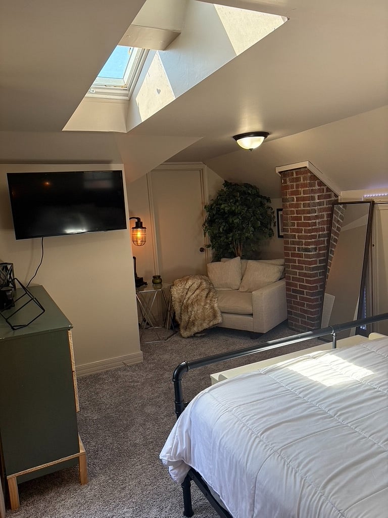 upstairs master bedroom; reading nook & Smart TV (Netflix provided; all other apps available for login)