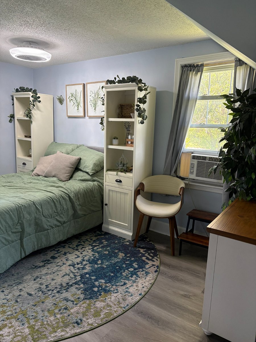 first floor bedroom 1; full bed