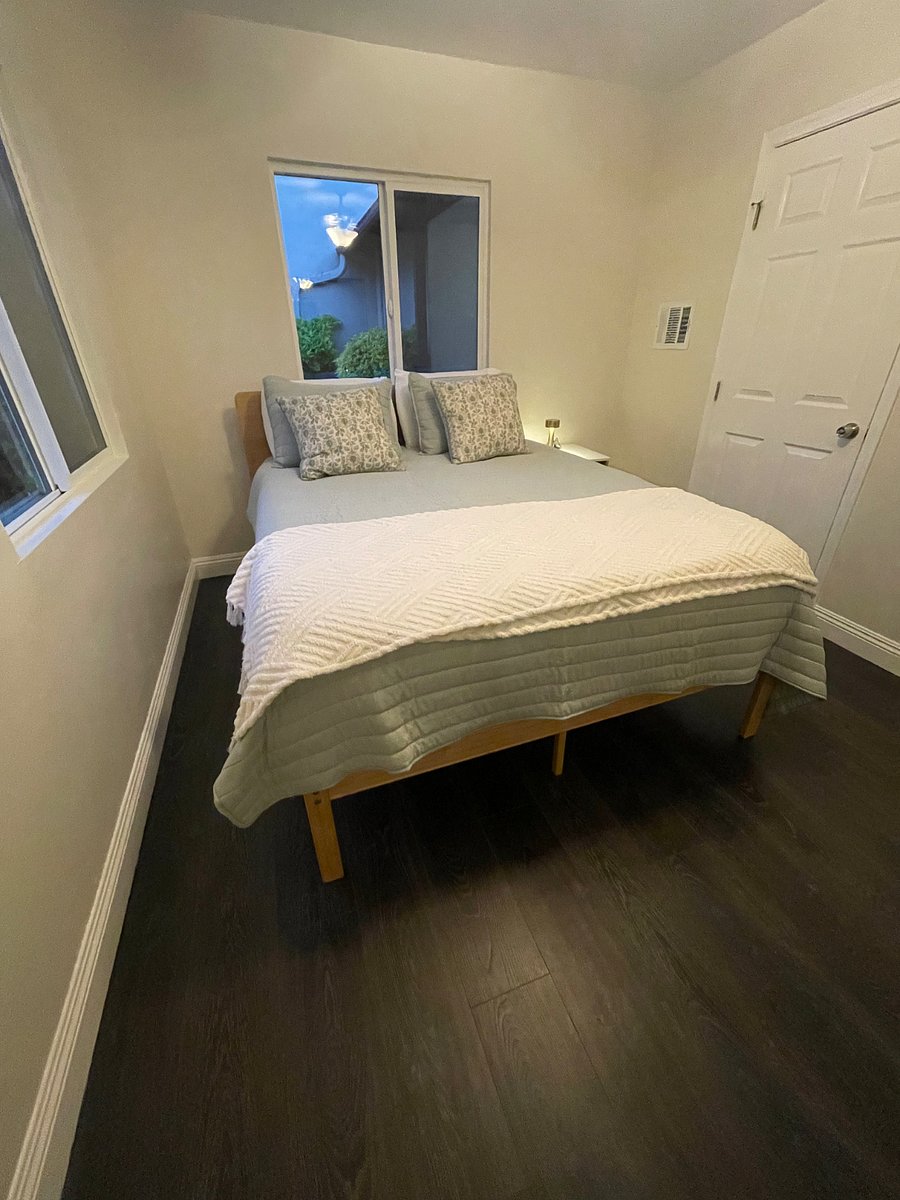 Comfortable and fully furnished bedrooms designed for restful extended stays. The primary bedroom features a queen-size bed with clean hotel-style bedding, while the second bedroom offers two twin beds ideal for friends, coworkers, or family stays. Both rooms include ceiling fans, natural light, and a clean modern feel for a relaxing stay in Los Angeles.