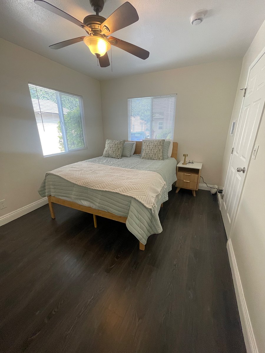 Comfortable and fully furnished bedrooms designed for restful extended stays. The primary bedroom features a queen-size bed with clean hotel-style bedding, while the second bedroom offers two twin beds ideal for friends, coworkers, or family stays. Both rooms include ceiling fans, natural light, and a clean modern feel for a relaxing stay in Los Angeles.