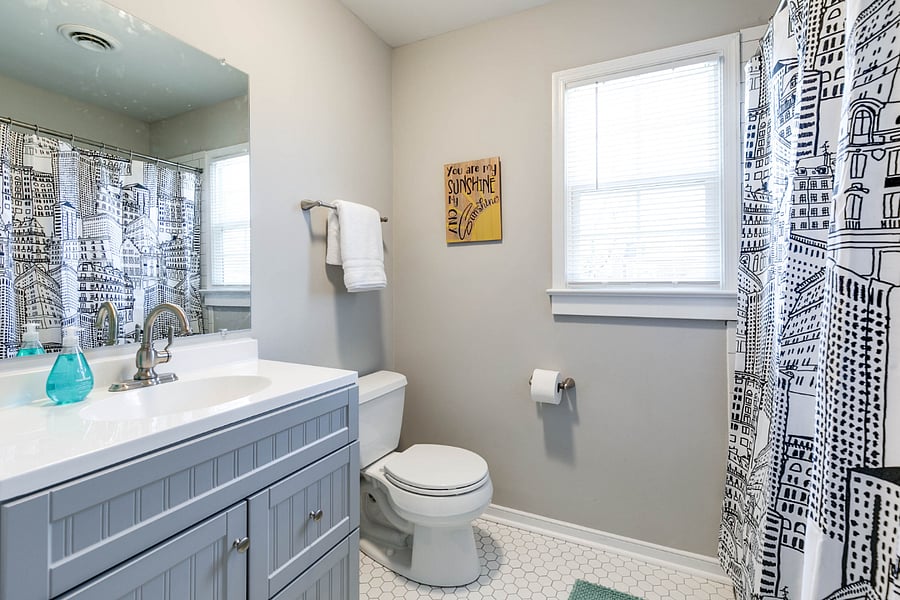 Fully renovated bathroom with tub/shower