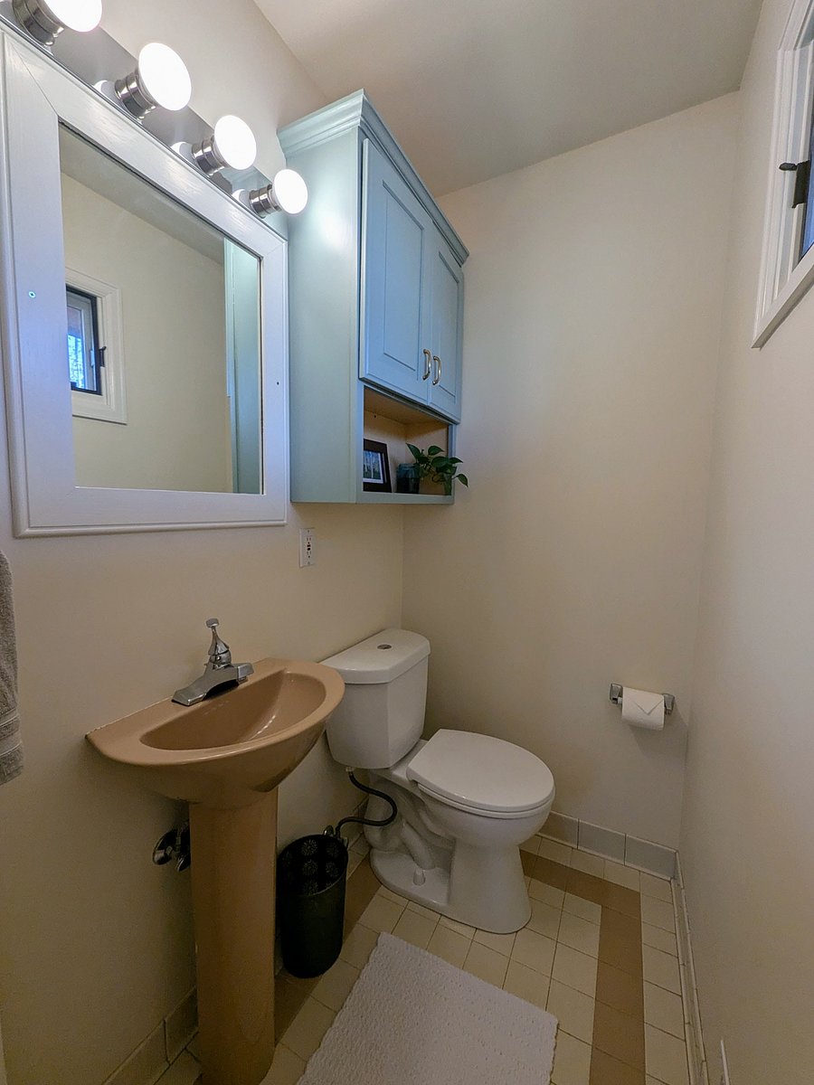 Master 1/2 bath