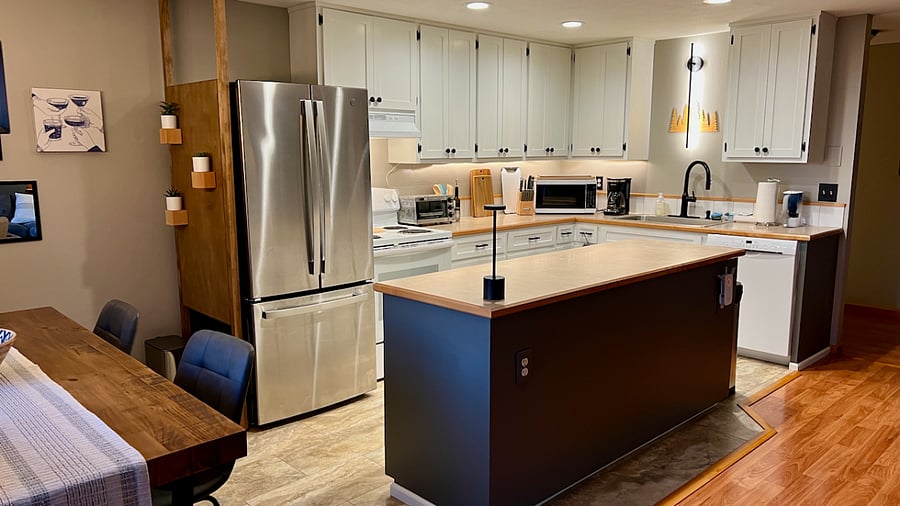 Fully equipped, well lit kitchen (5)