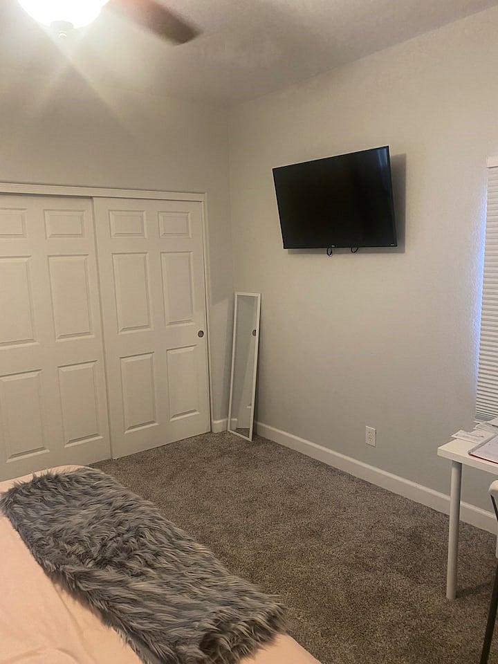 2nd upstairs bedroom 46 TV.