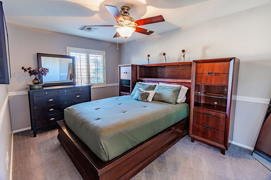 Queen Bedroom - Upstairs