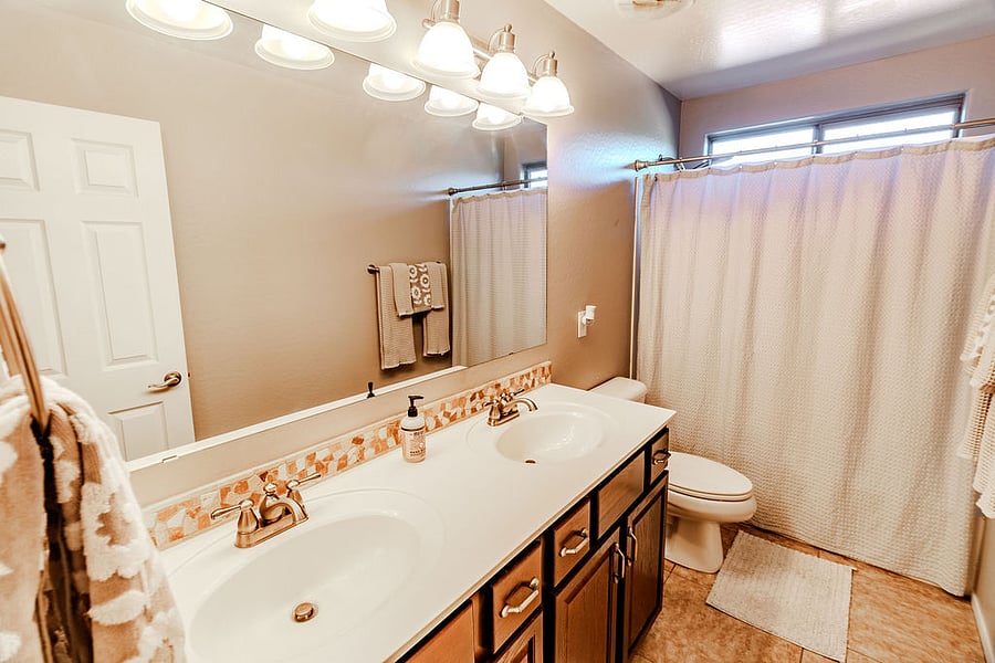 Full bathroom - Upstairs