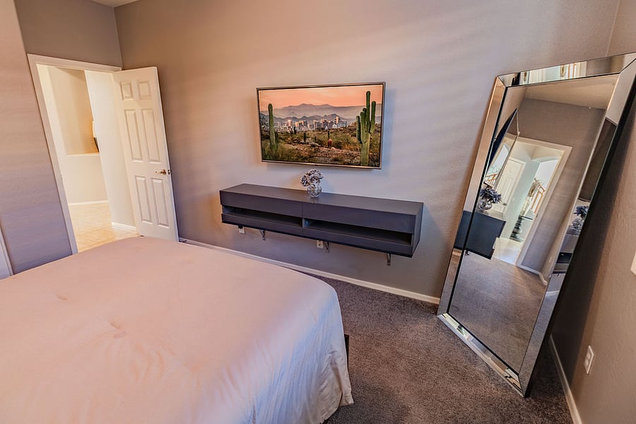 Queen bedroom - downstairs