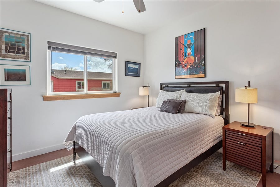 Main bedroom with a queen sized bed.