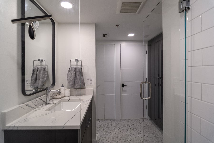 Private guest bath, with optional hall access.