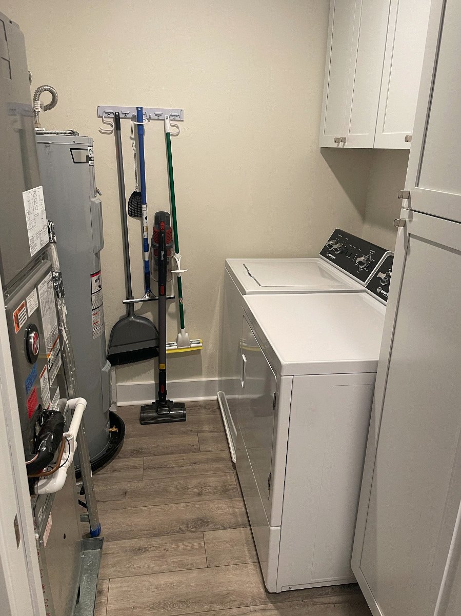 Utility room w/ washer/dryer & additional storage