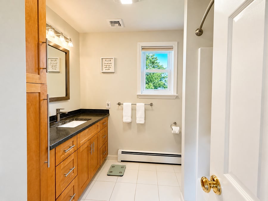 Bathroom (Main Floor)
