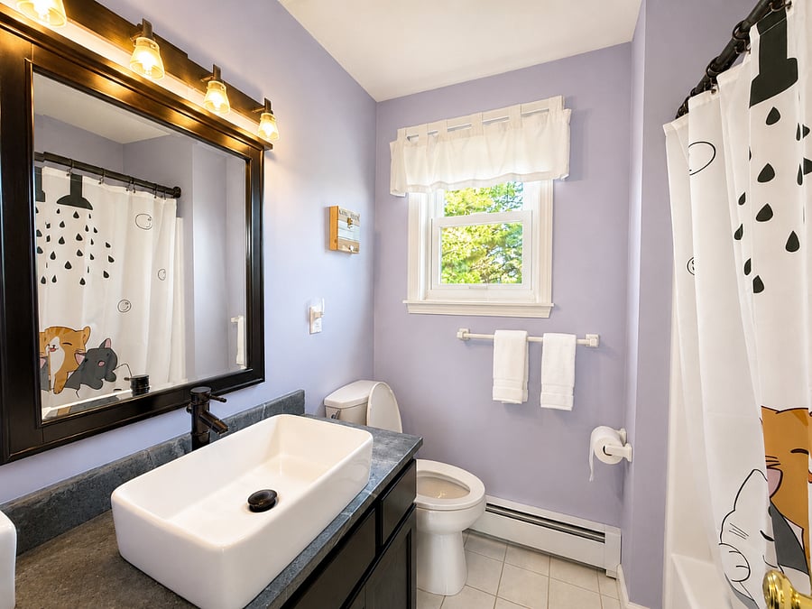 Bathroom (Upstairs)
