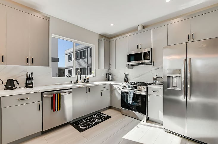 Luxurious & spacious kitchen 