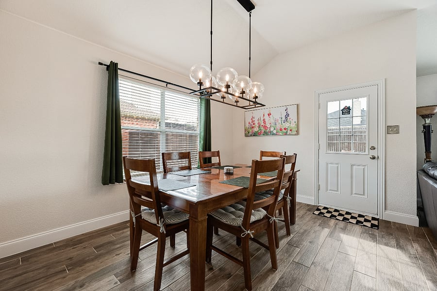 Gather around the large dining table and enjoy meals together with a clear view of the 75 Smart TV for added entertainment, relaxed dinners, movie nights and game-day fun.