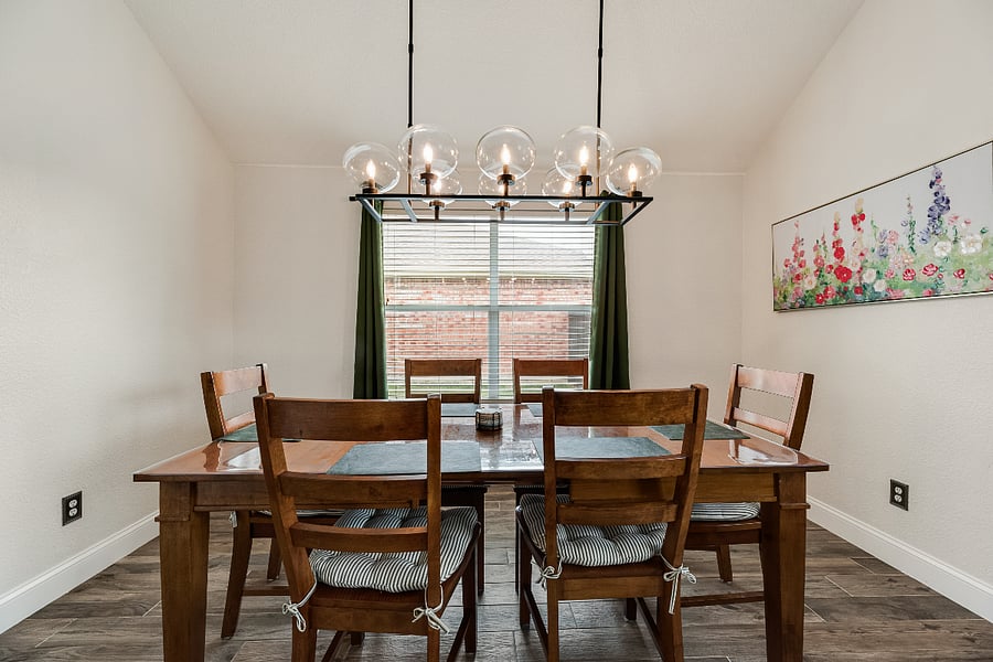 Gather around the large dining table and enjoy meals together with a clear view of the 75 Smart TV for added entertainment, relaxed dinners, movie nights and game-day fun.